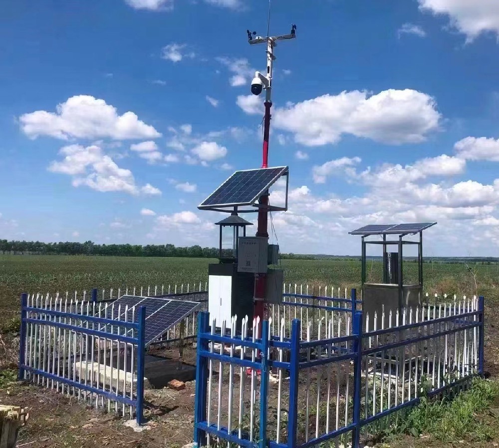 在农场安装气象站监测系统