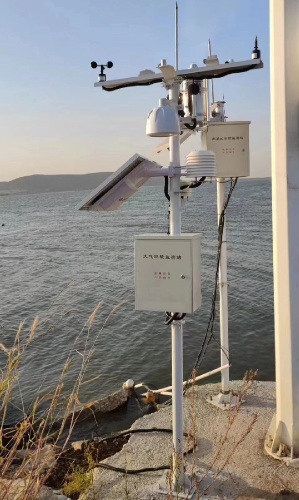 渔业安装水质监测传感器和控制系统